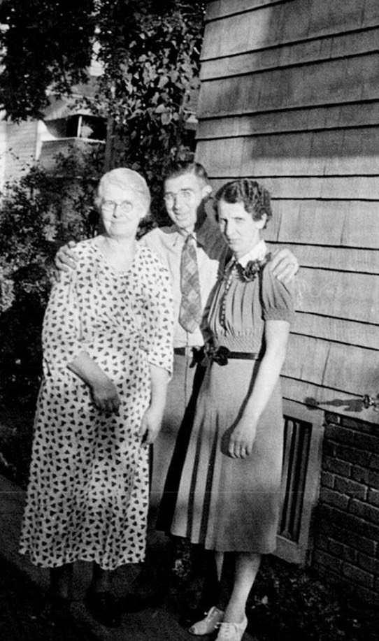  Mary Rupprecht Nehrenz at her home in Lakewood, Ohio with Percy Nehrenz and his wife Lucy Polodna Nehrenz in 1939.